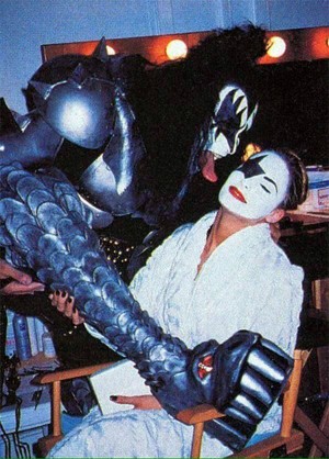  Gene | 吻乐队（Kiss） (Playboy photoshoot) w/special 文章 entitled: "Girls Of KISS"...February 9, 1999
