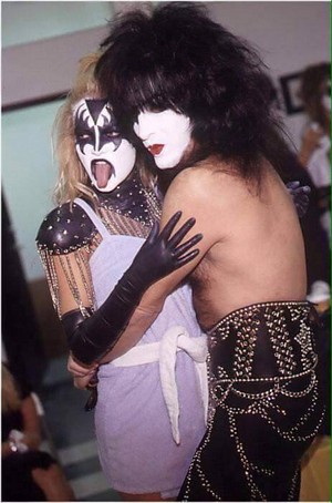  Paul | KISS (Playboy photoshoot) w/special مضمون entitled: "Girls Of KISS"...February 9, 1999