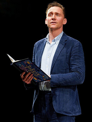  Tom Hiddleston performing at the Poetry For Every دن Of The سال | March 17, 2023
