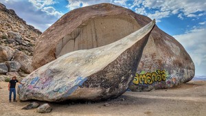  giant rock at Joshua 木, ツリー Zachary Alexander ご飯, 米 aka @zachricetv ufo