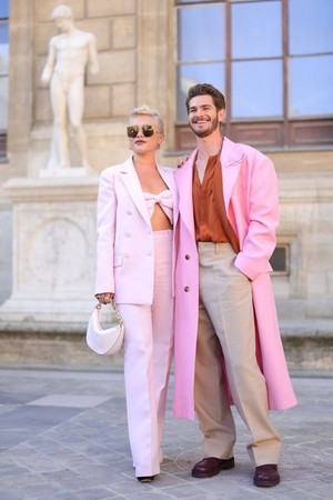  Andrew Garfield and Florence Pugh | Valentino Womenswear Spring/Summer 2024 دکھائیں | Paris, France