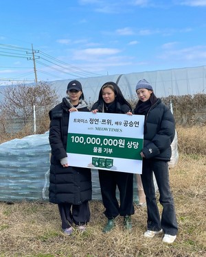 Tzuyu, Seungyeon and Jeongyeon at Ansung Animal Shelter