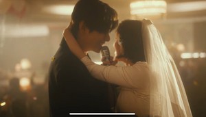  V and iu in "Love wins all" MV