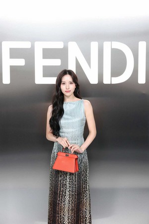  Mina at Fendi Haute Couture Fashion 表示する