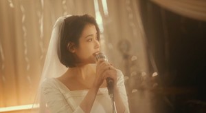  Taehyung with आई यू in प्यार Wins All संगीत video