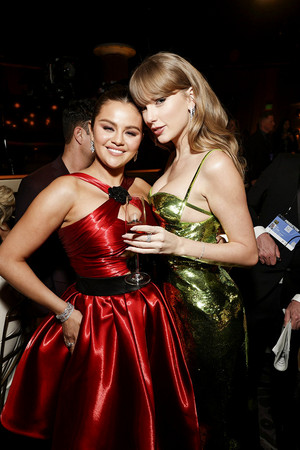  Taylor schnell, swift and Selena Gomez | 81st Golden Globe Awards | January 7, 2024