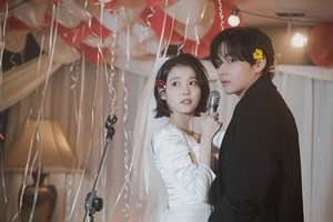  V and 李知恩 in "Love win all" MV