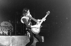 Ace ~Honolulu, Havaí (Hawaii)...February 29, 1976 (Alive Tour)