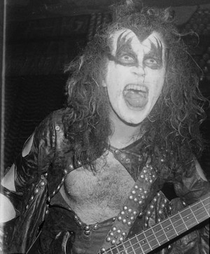 Gene ~North Hampton, Pennsylvania...March 19, 1975 (Dressed to Kill Tour)