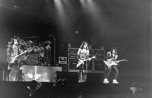  halik ~Honolulu, Havaí (Hawaii)...February 29, 1976 (Alive Tour)