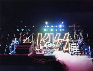  halik ~Osaka, Japan...March 29, 1977 (Rock and Roll Over Tour)