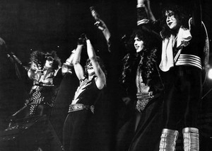  키스 ~Tokyo, Japan...April 1, 1977 (Alive II Tour)