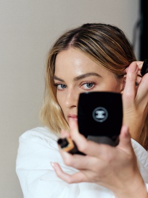  Margot Robbie - Getting Ready for the Charles & finch Chanel Pre-Oscar Party - Vogue Beauty (2024)