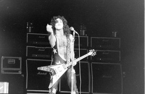 Paul ~Honolulu, Havaí (Hawaii)...February 29, 1976 (Alive Tour)