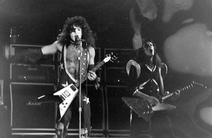  Paul and Ace ~Honolulu, Havaí (Hawaii)...February 29, 1976 (Alive Tour)