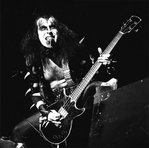  Gene ~Toronto, Canadá...April 26, 1976 (Destroyer Tour)