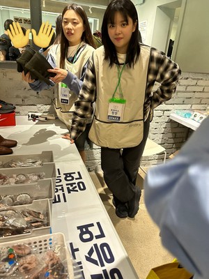 Jeongyeon at Ansung Animal Care's Charity Bazar