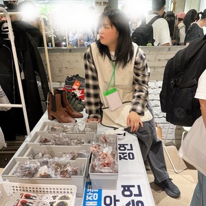 Jeongyeon at Ansung Animal Care's Charity Bazar