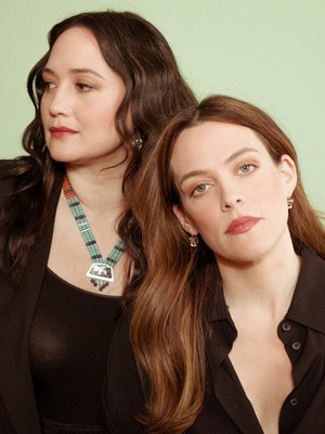  Riley Keough and Lily Gladstone | photographed によって Amy Harrity | The New York Times
