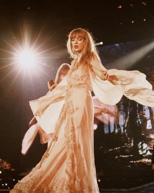  Taylor সত্বর ♡ The Eras Tour | Night 3 Paris, France | May 11th, 2024