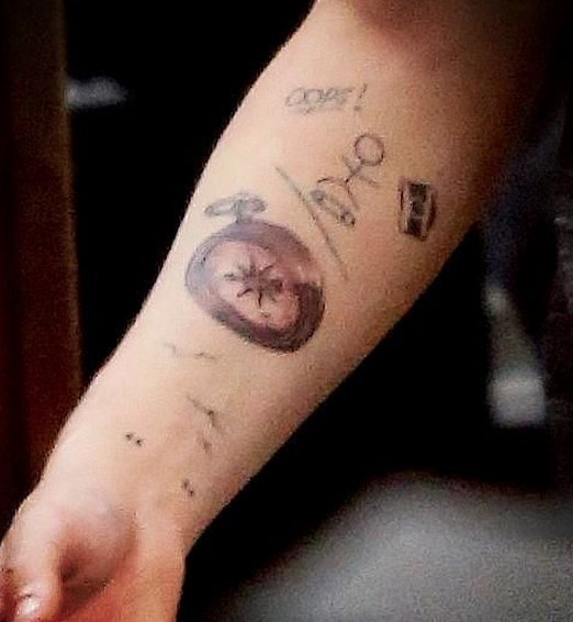Do you believe that the tattoos Harry and Lou have gotten recently are  related to each other? (ex: Louis' compass and Harry's ship, Louis' birds  and Harry's birdcage) - Larry Stylinson - Fanpop