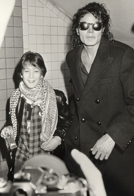  Who is this young boy in the photograph with Michael Jackson