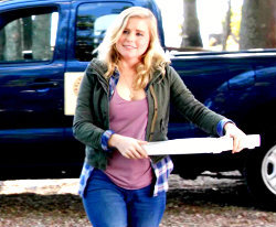  4x10 “After School Special”, is пицца delivery girl a vampire?