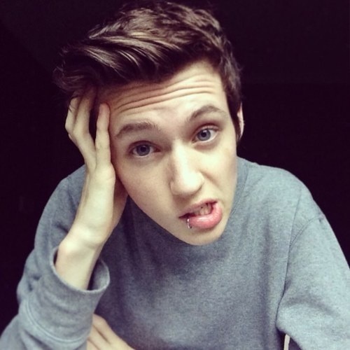 What is Troye Sivans favourite color? - 1020454_1373368202086_500_500