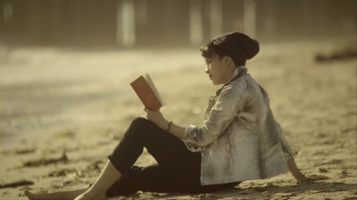  What's the Название of the book that Youngjae is Чтение in Coffee Магазин MV?