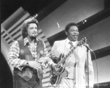  Who is this 电视 personality/D.J in the photograph with B.B. King