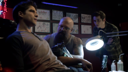 in 3x01 when stiles shows scott other pictures of tattoos what animals where in the left and right corners
