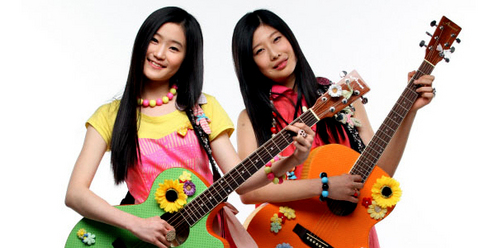  Which member used to be in a girl duo 'SpinEL'?