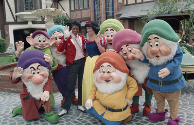  This photograph of Michael with Snow White and the Seven Dwarfs was taken at his family halaman awal in Encino, California back in the mid-80's