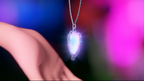 Why did Catania give her necklace to Mariposa?