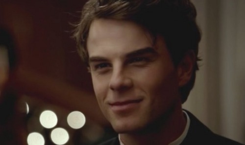  Who is the actor that portrays Kol?