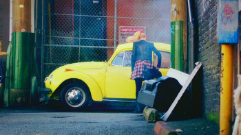  2x06 “Tallahassee”, True ou False. The yellow bug that Emma steals belongs to Neal.