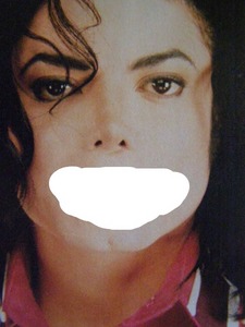  Dose Michael 表示する his teeth in this picture?