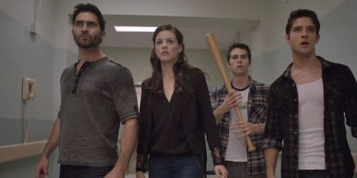  Who are Derek, Scott, Jennifer, and Stiles looking at in this scene