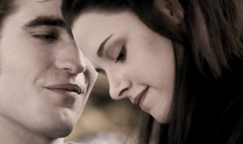  Who assumed that Bella was pregnant because she and Edward were getting married at 18?