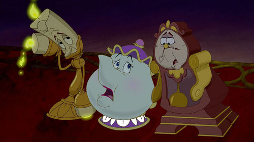 What are the colors of the leaves in Mrs. Potts' base as a teapot?