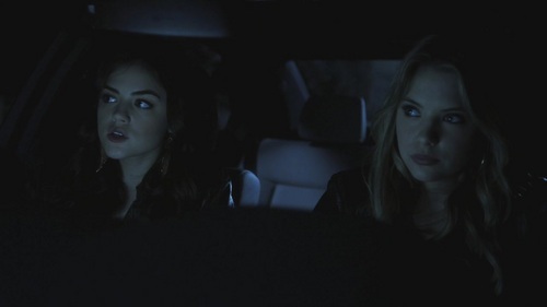 Which set of parents are Aria and Hanna spying on in this picture?