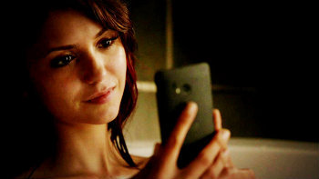 5x01 “I Know What You Did Last Summer”, Elena thinks she’s texting with Bonnie, but who is actually sending the messages? 