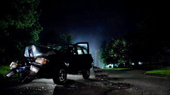  5x01 “I Know What 당신 Did Last Summer”, who was in a car accident in this episode?
