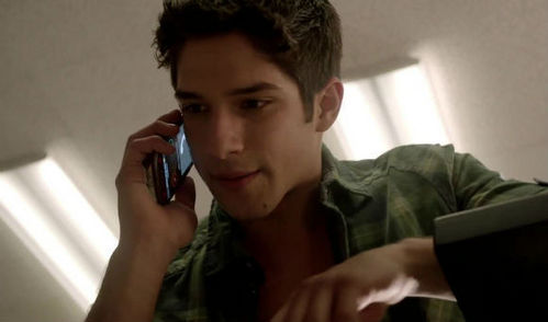 Who is Scott talking on the phone with in this scene.