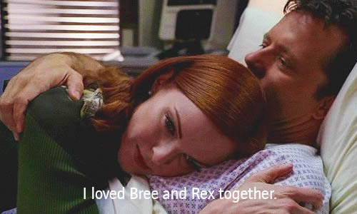  When Bree got the news of Rex's passing, she went to her dining room bàn & cried, what color were the hoa on the table?