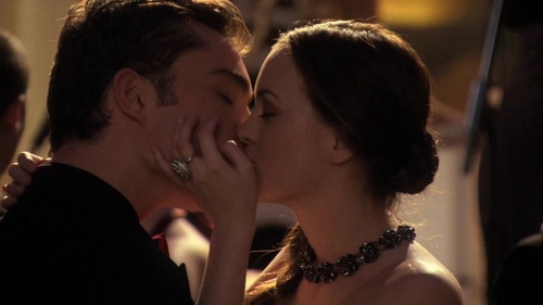  True 或者 false: this is the last time we see Blair and Chuck 吻乐队（Kiss） in season 3?