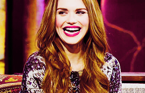  Holland likes wearing rose and red together?