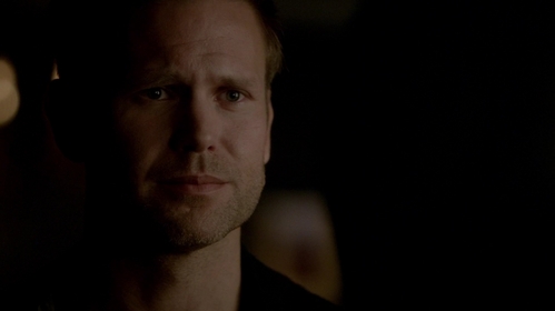  How does Alaric reacts when Jo tells him what Kai has sagte to her?