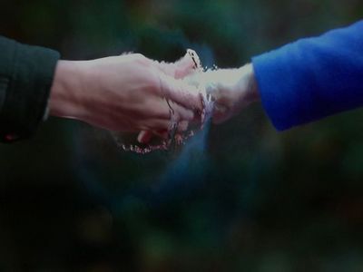  Those hands belong to Regina & Robin?