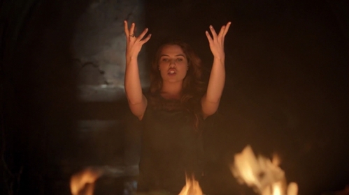 Who does Davina resurrect in "Ashes to Ashes" (2x22)?
